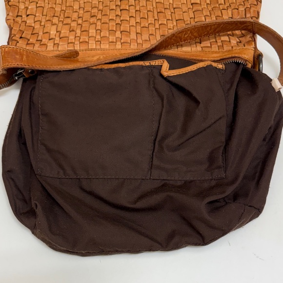 Vilenca Leather Elegant Tan Woven Shoulder Bag - Picture 7 of 7